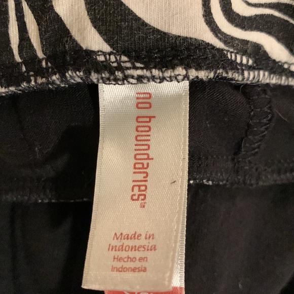 Zebra Print Capris Pants - Picture 3 of 5